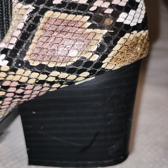 Qupid Women's Rubber Elastic Gore Pointy Toe Ankle Booties Snakeskin look Sz 6 - Picture 9 of 13